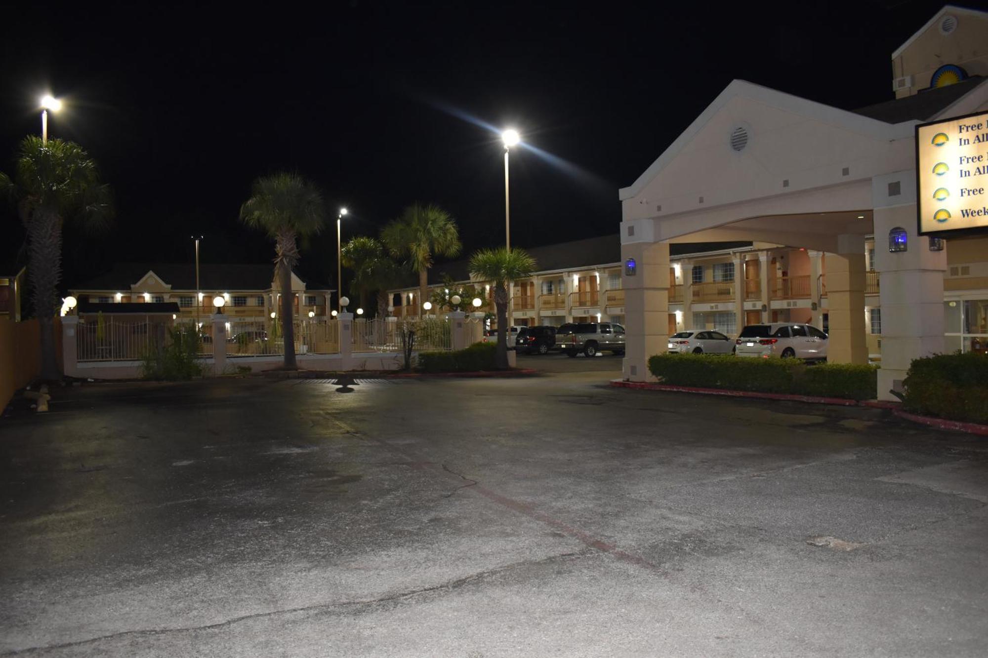 Days Inn By Wyndham Nacogdoches/Sfa University/Downtown Exterior photo